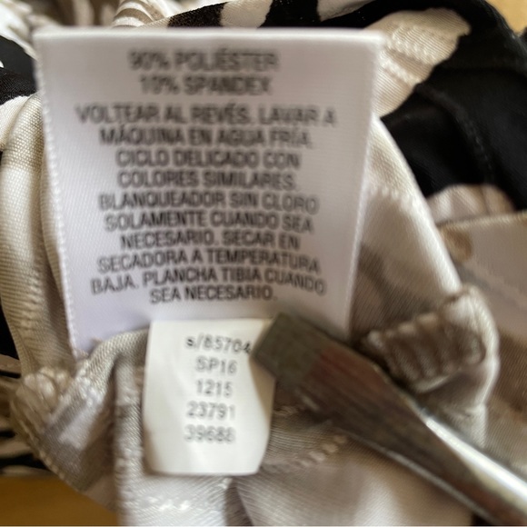 JM Collection Top Bold Geometric Raised Threading Oversized - Picture 8 of 9